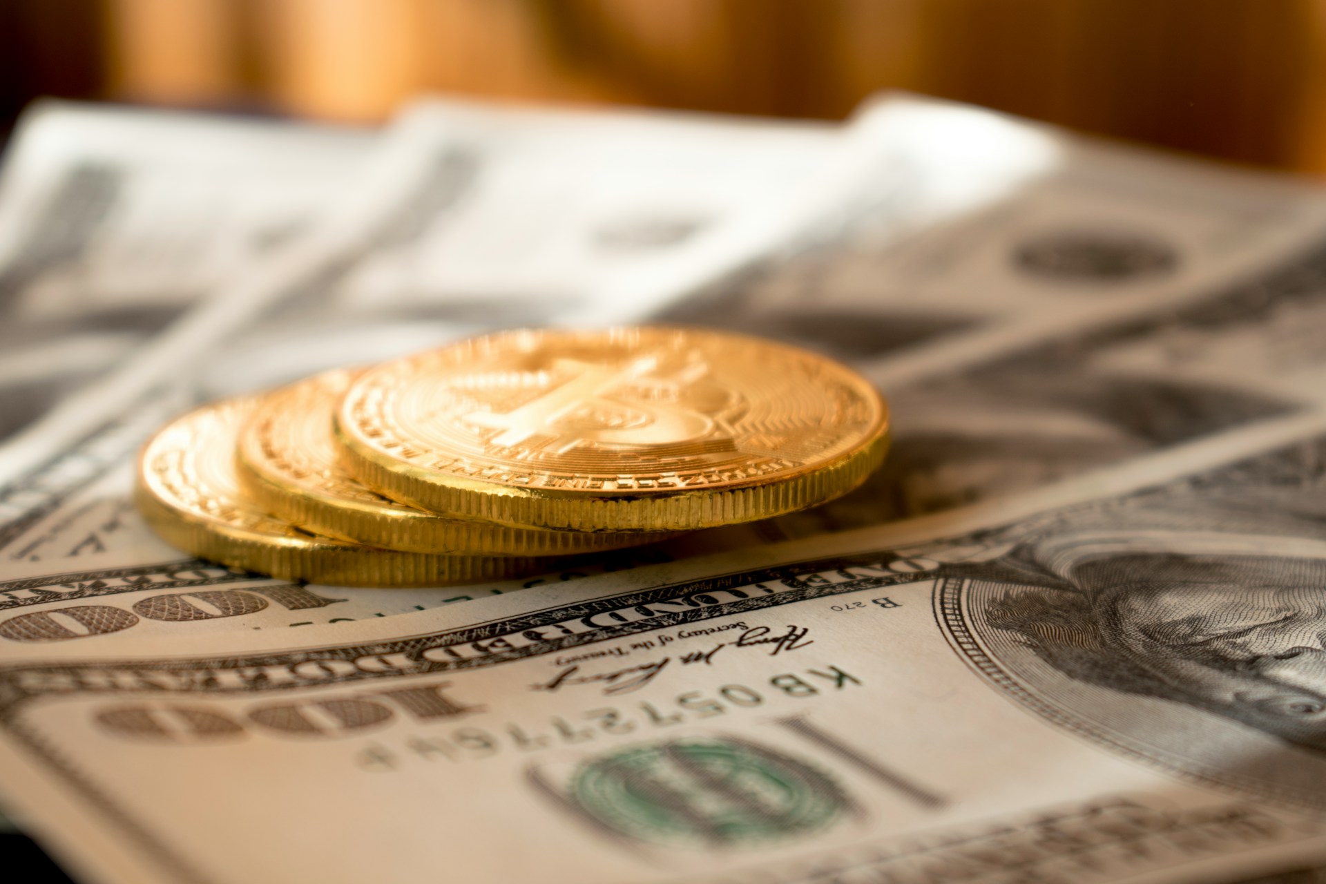 100 dollar bills and coins